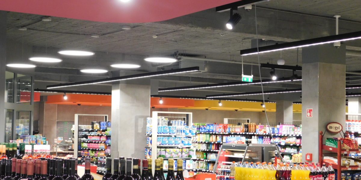 Kereskedelmi tér egyenletes és komfortos világítással